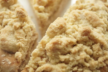 Streusel Kuchen im Detail und geschnitten