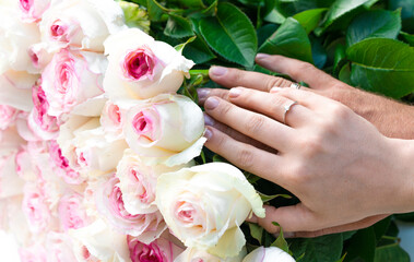 Obraz na płótnie Canvas Hands And Rings On Wedding Bouquet