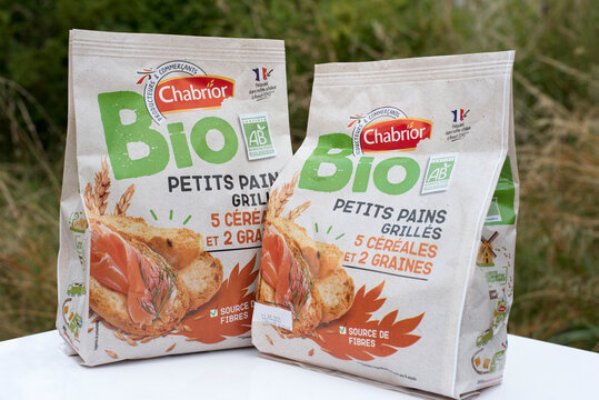 deux paquets de petits pains grill&eacute;s bio Chabrior, france en 2020