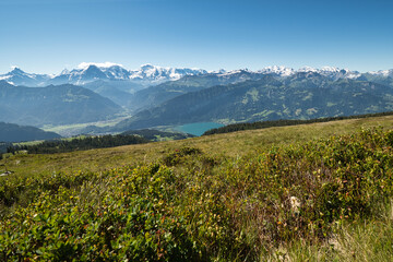 Fototapeta na wymiar Schöne Aussicht von der Spitze der schweizer Berge