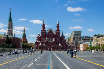 Obraz premium Front view of the Historical Museum on the red square and tourists on a clear Sunny day in Moscow Russia