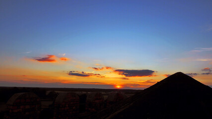 Fototapeta na wymiar Zachód słońca ze szczytu zamkowej wieży