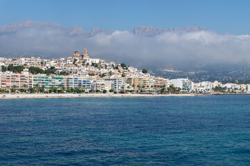 Obraz premium View on the city of Altea with blue domed church along Costa Blanca coast with cloudy mountainrange, Spain