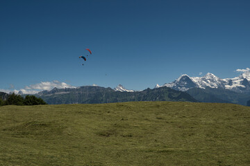 Gleitschirm fliegen in den schweizer Bergen