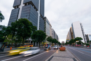 Obraz premium Traffic in Presidente Vargas avenue in Rio de Janeiro city downtown