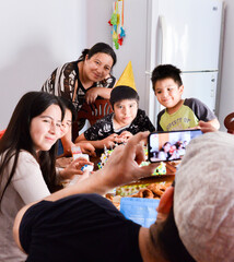 Cumpleaños infantil con pastel casero y mucho amor en familia.