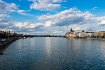 Obraz premium View on Margaret bridge, Danube and parliament in Budapest