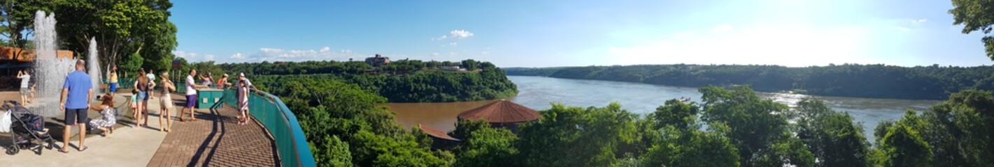 Fototapeta na wymiar Iguaçu River, binational border between Brazil and Paraguay.