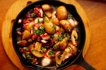 タコとマッシュルームのアヒージョ