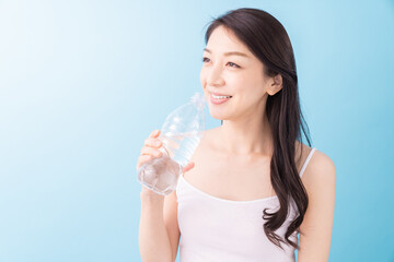 水を飲む女性　ペットボトル