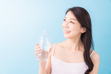 水を飲む女性　ペットボトル