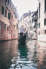 Obraz premium Gondoliere sailing on the canals of Venice