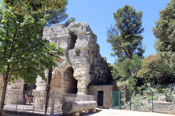 Fototapeta na wymiar Jardins de la Fontaine Nimes, temple de Diane