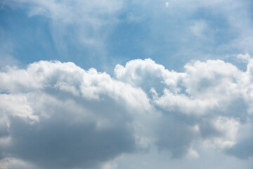 Fototapeta na wymiar 空, 雲, 青, 白, 自然, 乗り切る, 旋律の美しい, 天国, ふわふわした, 日, サマータイム, 光, 曇った, 雰囲気, 明るい, 澄んだ, 気象学, アブストラクト, 空間, 美しさ, 青空, 景色, 雲海, 入道雲, Cloud, 夏