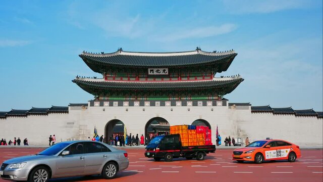 Time lapse of Gyeongbokgung palace and traffic in Seoul South korea.