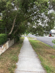 Obraz premium Path way and road leading through a beautiful, peaceful Suburban area of Bardon in Brisbane, Queensland