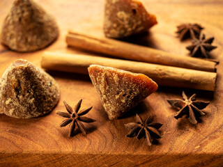 Especias para cocinar, canela, clavo, anis, pimienta y semillas.