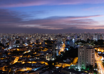 Lindo anoitecer na metropole de São Paulo