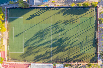 Imagem aérea de um lindo campo de futebol 