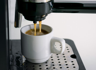 Coffee machine extraction into a coffee cup