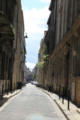 Fototapeta premium Beautiful views of the city of Bordeaux in France featuring buildings, gardens, roads, rivers, pathways