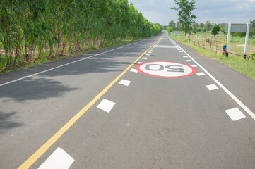 Speed ​​limit sign on the road