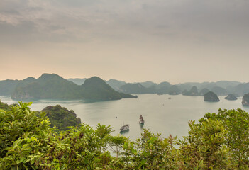 Fototapeta na wymiar Beautiful early morning view over the islands of Ha Long Bay, Vietnam