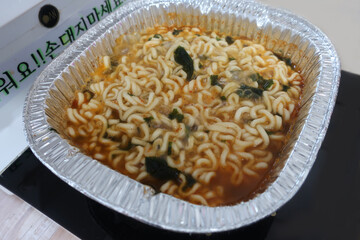 은박지 용기 라면