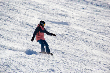 Fototapeta na wymiar young woman skiing in snow