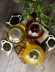 Obraz na płótnie Canvas Different varieties of tea in glass teapots 
