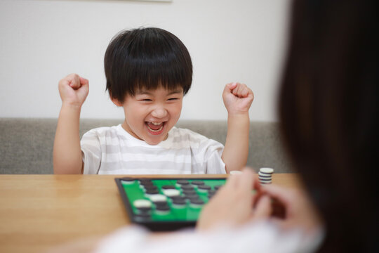 オセロで勝ち喜ぶ男の子