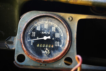 .Speed ​​is at zero, the old car is torn, retro