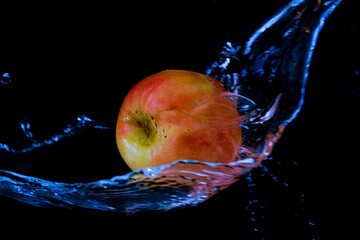 apple in water
