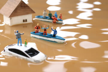水害と救助を求める人々のジオラマ