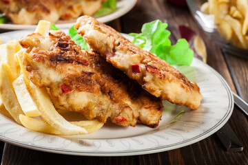 Chicken medallions with red peppers served with chips