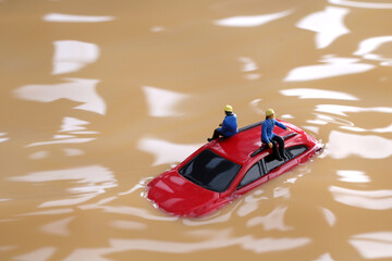 水害によって水浸しになった街と助けを求める人々のジオラマ