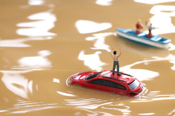 水害によって水浸しになった街と助けを求める人々のジオラマ