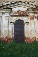 Fototapeta na wymiar Gate of Ioanno-Bogoslovskaja Church in the village of Shishkeevo.