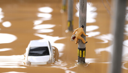水害によって水浸しになった街と助けを求める人々のジオラマ