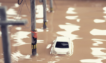 水害によって水浸しになった街と助けを求める人々のジオラマ