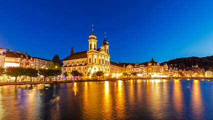 Fototapeta na wymiar Jesuitenkirche in Luzern bei Nacht