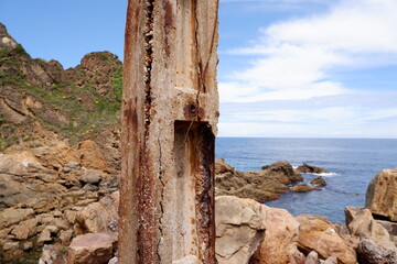 Estructura oxidada en el mar