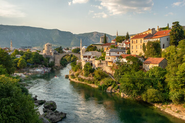 Stari Most-brug bij zonsondergang in het oude centrum van Mostar, BIH