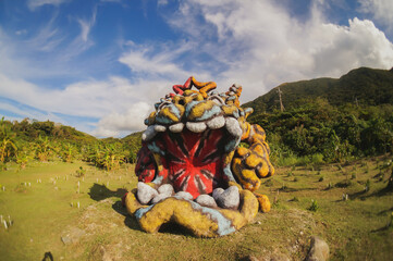 沖縄の巨大で愉快なシーサーの置き物