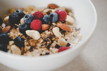 Müsli und Beeren in einer Schüssel zum Frühstück