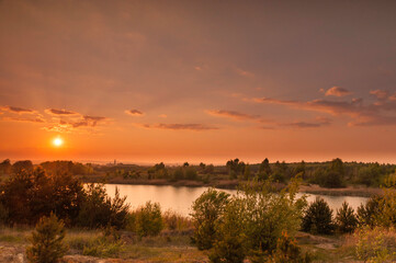 Niewielki stew w blasku zachodzącego słońca © Konrad