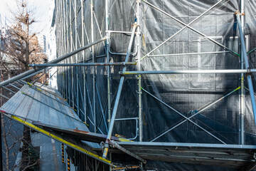 ビル建築足場と落下防止柵Scaffolding fall protection sheet © norikko