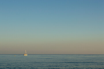 Atarceder Velero Playa en calma Agua Oceano Malaga España Cuarentena en un barco