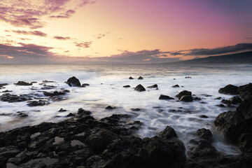 Fototapeta na wymiar coucher de soleil sur la côte de l'océan