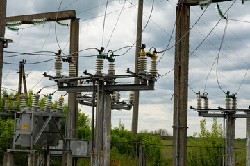 High-voltage power transformer substation of an electric network